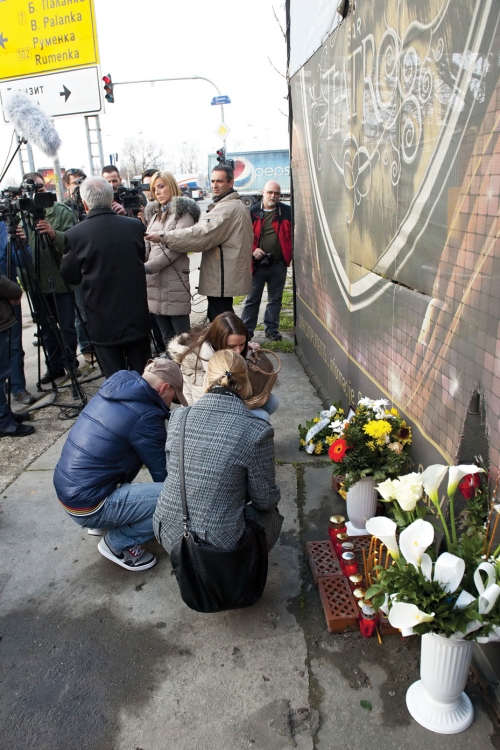 Cveće i sveće za  žrtve tragedije
