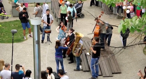 Simfonijski orkestar nastupa u parku