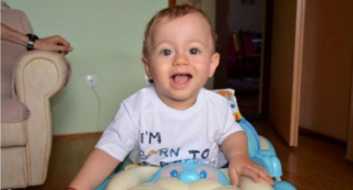 Mali Nikola je okružen pažnjom i ljubavlju bake, dede, ali i tetke Sanje