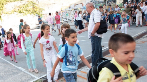 U klupe seda 71.000 prvaka