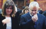 Desna ruka, levi džep:  Poslanici se  uzdaju u  božju pomoć