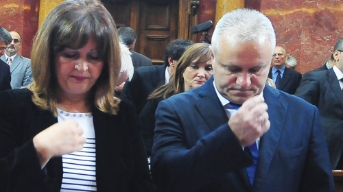 Desna ruka, levi džep:  Poslanici se  uzdaju u  božju pomoć