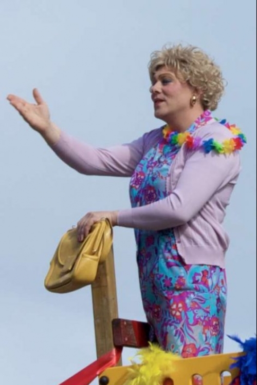 Jon kao transvestit na prajdu u Rejkjaviku 2010. godine
