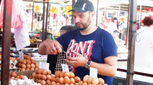 Vešto žonglira sa dva  jajeta u rukama:  Stojanović