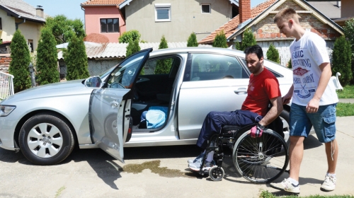 Sin mu  pomaže  do automobila
