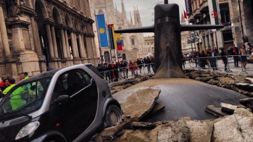 Lažna podmornica izronila u centru MIlana / Foto: Twitter