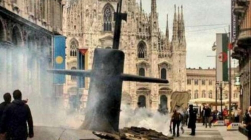 Lažna podmornica izronila u centru MIlana / Foto: Twitter