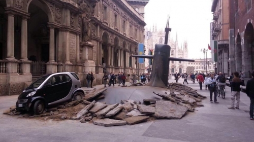 Lažna podmornica izronila u centru MIlana / Foto: Twitter