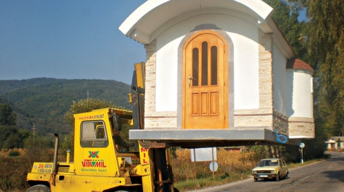 Crkvica ima sve - zvono, oltar, pod od mermera, unutrašnji zidovi su oslikani ikonama...