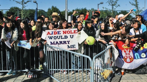 Nole se nasmejao zbog transparenta - „oženi me”!