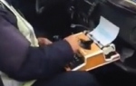 Kada  vidite  kako ovaj  srpski  policajac  piše kaznu,  PAŠĆETE NA TEME! (VIDEO)