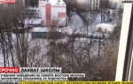 Otac naoružan i puca po policiji i deci