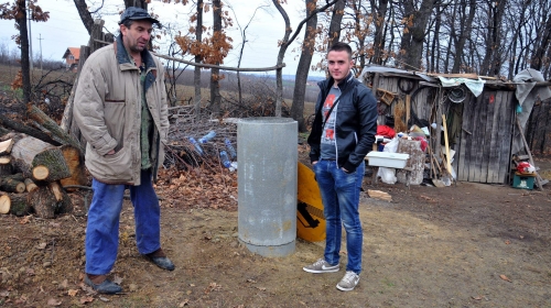 Nikola i Miomir ispred arterskog bunara