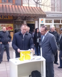 Pajtić na štandu DS u Prokuplju | Foto: Lj. Mitić