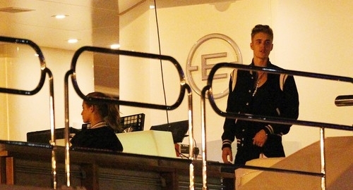 Džastin Biber u strasnom zagrljaju Foto: Profimedia | Foto: 