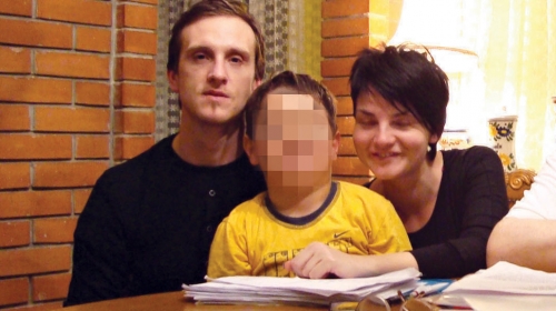Mali Antonio u društvu članova hraniteljske porodice