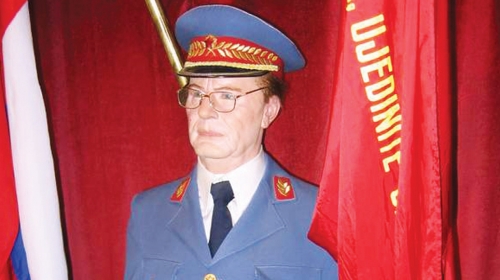 Od  tolikog  dodirivanja  Titu polomili  tompus