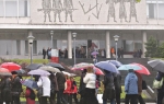 Ni obilna kiša nije sprečila stotine ljudi da odaju poštu maršalu Titu