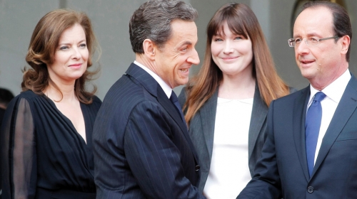 Kurtoazni pozdrav prilikom primopredaje dužnosti: Nikola Sarkozi i Fransoa Oland sa lepšim polovinama