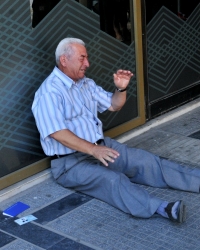Uplakani penzioner Grčka