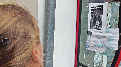 Bajmok  oblepljen  plakatima