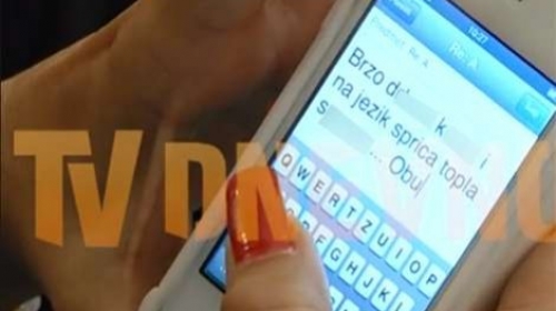 Kamerman je zumirao kadar na ekran mobilnog telefona Romane Mihaljević