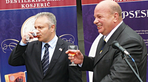 Dinkić  tvrdi da se nisu poznavali, a Zariću svečano otvorio  njegovu  destileriju!?