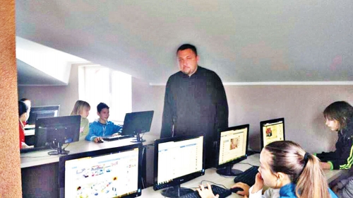 Deca  dobila  kompjutere,  biblioteku  i bioskop