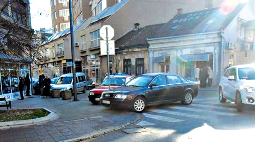 Poslanik limuzinom zakrčio raskrsnicu