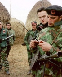 Teroristi OVK slušaju radio vesti iz Rambujea | Foto: Profimedia