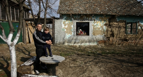 Otac i sin ispred trošne kuće | Foto: Đorđe Kojadinović