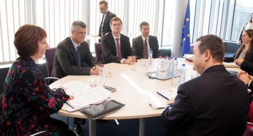 Tači gleda po dijagonali, a Dačić i Ešton se samo smeškaju...