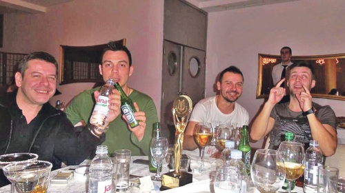 Društvo u provodu: Vlado, Dejan, Željko i Dado sa prijateljima