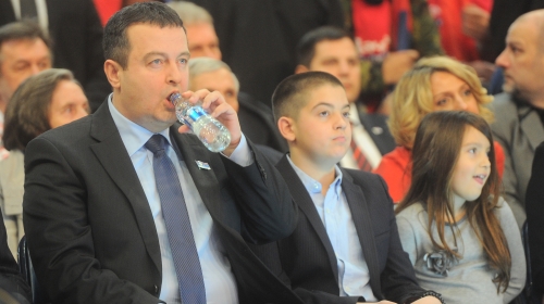 Dačić sa decom Foto: Oliver Bunić