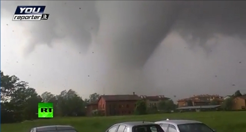 Tornado ruši sve pred sobom