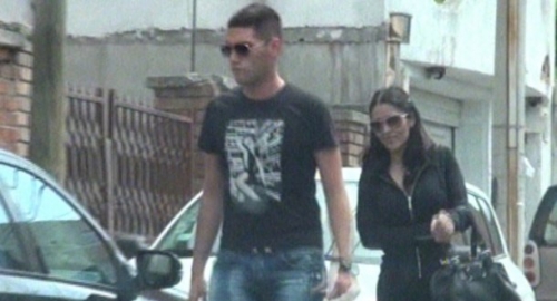 Mina Kostić sa mlađanim muškarcem