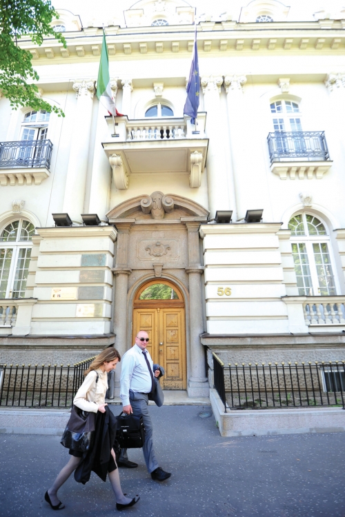 „DIPOS bacio 20 miliona,  a diplomate u fekalijama“:  Italijanski institut