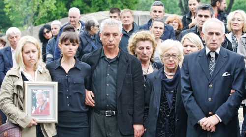 Ožalošćena porodica ispratila je  Jelenu na njeno poslednje putovanje
