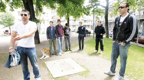 Umesto da im srede park, uklonili šipku za vežbanje koju su mladi sami postavili