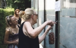 Komšije ispred  zapečaćenog stana  supružnika