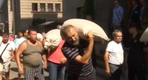 Paori hteli da prospu pšenicu pred zgradu Vlade