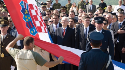 Za dom spremni!: Ustaški pokliči na proslavi u Kninu
