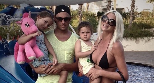 Jelena Karleuša u društvu supruga Duška Tošića i njihovih ćerki | Foto: tviter