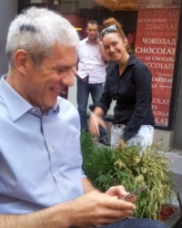 Iznenađeni bivši predsednik dobija poklon