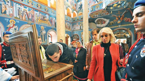 Žandarmi u svečanoj  uniformi sve  vreme su  stajali pored  svetinja
