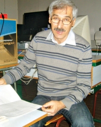 Radomir Ilić u  kabinetu za informatiku u lazarevačkoj gimnaziji
