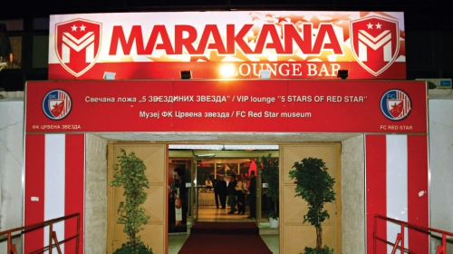 Grupa mališana  zapevala Partizanove pesme ispred „Lounge bara“