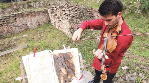 Muzika  „spaljenih  nota“ ispred Narodne  biblioteke