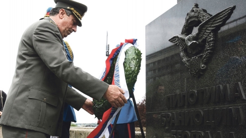 General Diković kod  Spomenika stradalima  na Zemunskom keju