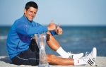 Sa peharom na  plaži u Ki Biskejnu: Novak Đoković